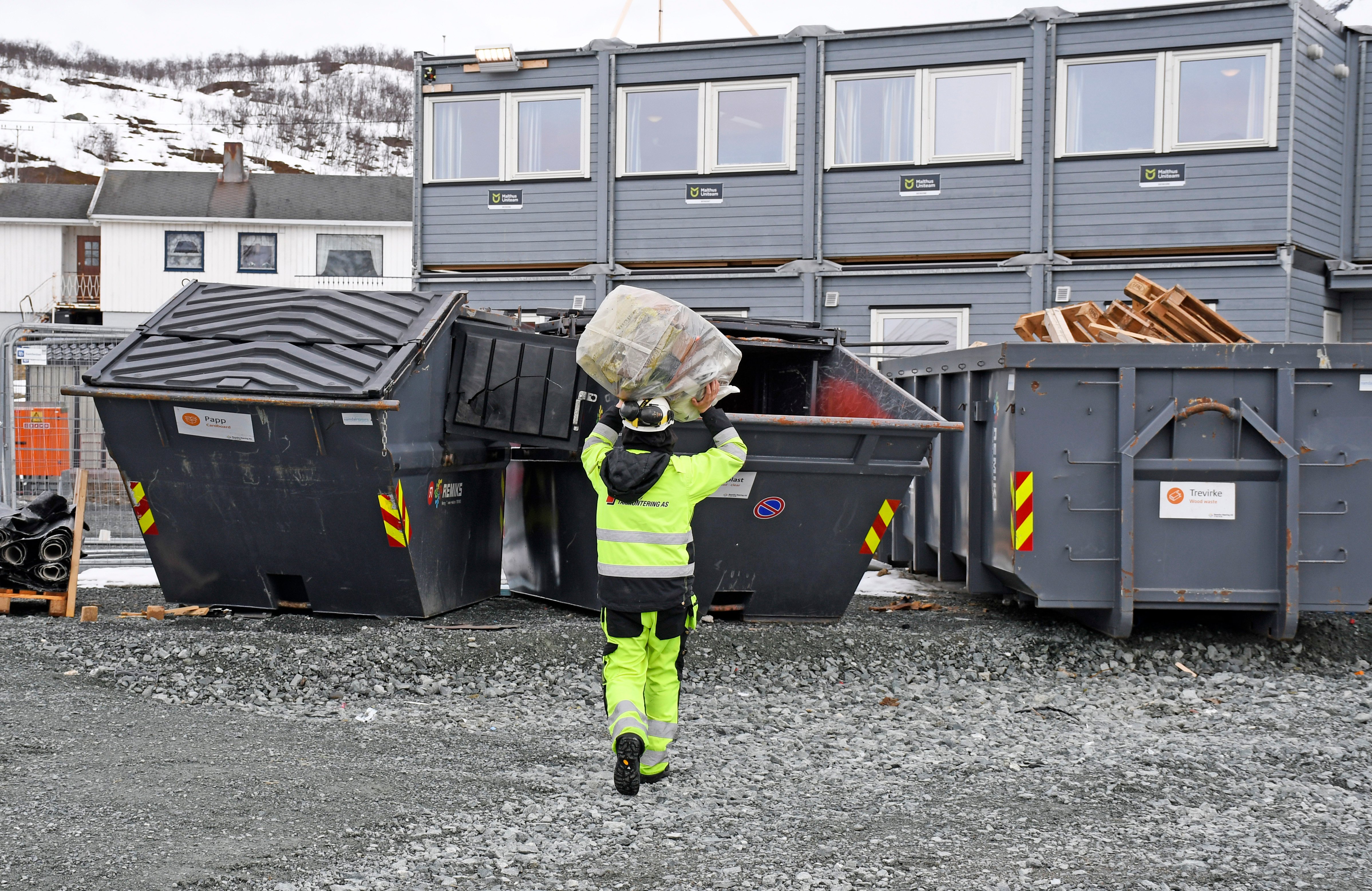 Arbeider med avfall til gjenvinning.