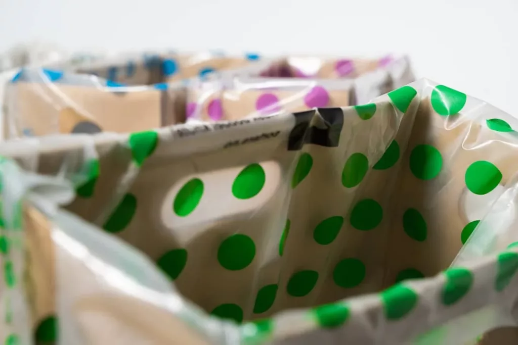 Foto av søppeldunk med prikkete pose