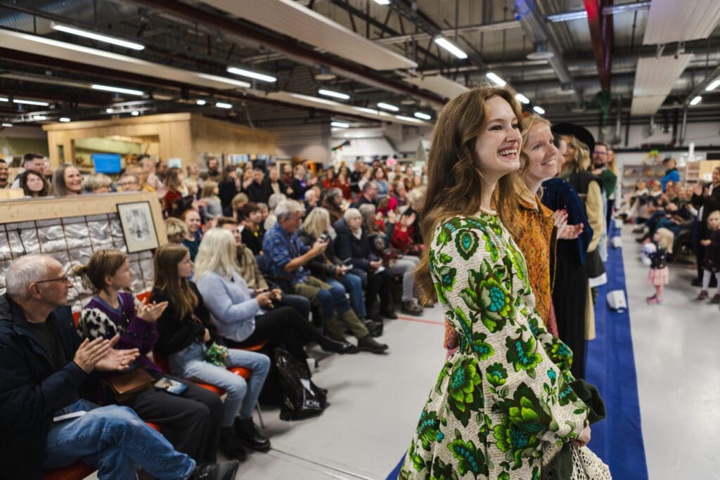 Glad menneskemengde under arrangement på Rebell