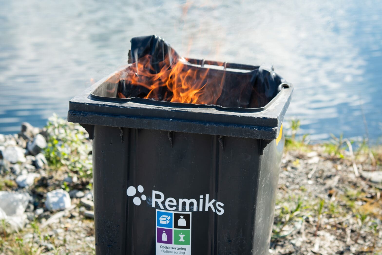 Brann i avfallsdunk for restavfall.